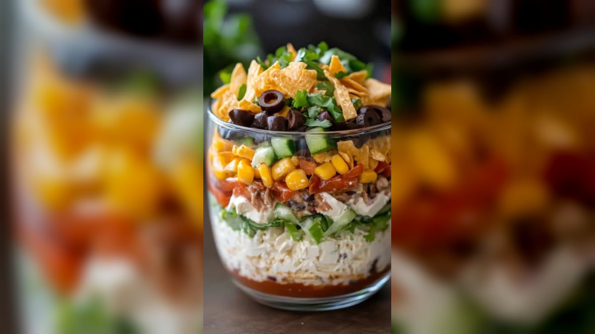 Смачний багатошаровий салат з оливками та кукурудзою.