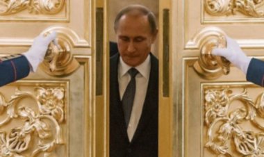 Головна інтрига зустрічі - наявність чорної валізи у президента Білорусі, з якою він приїхав на переговори