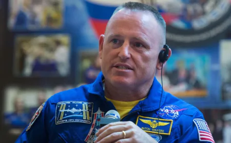 Астронавт NASA йде у відставку.