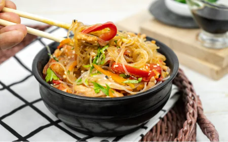 Фунчоза з куркою та овочами.