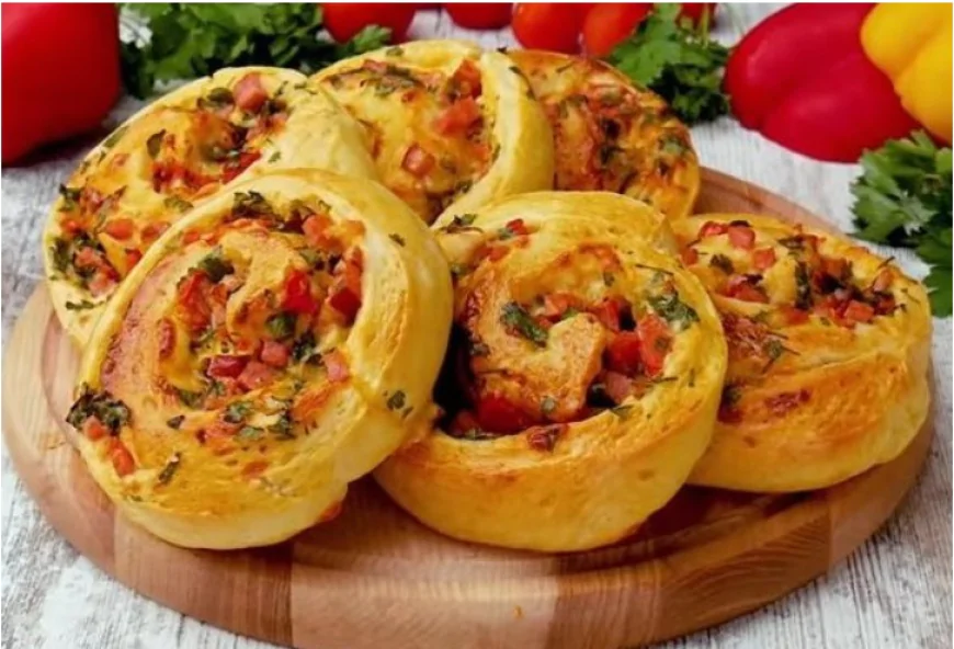 Булочки-равлики з куркою і сиром.