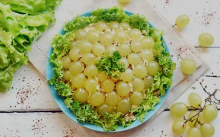 Салат з куркою, сиром та виноградом.