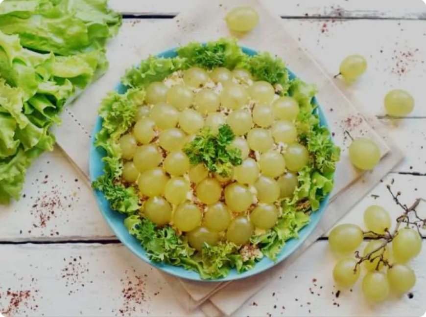 Салат з куркою, сиром та виноградом.