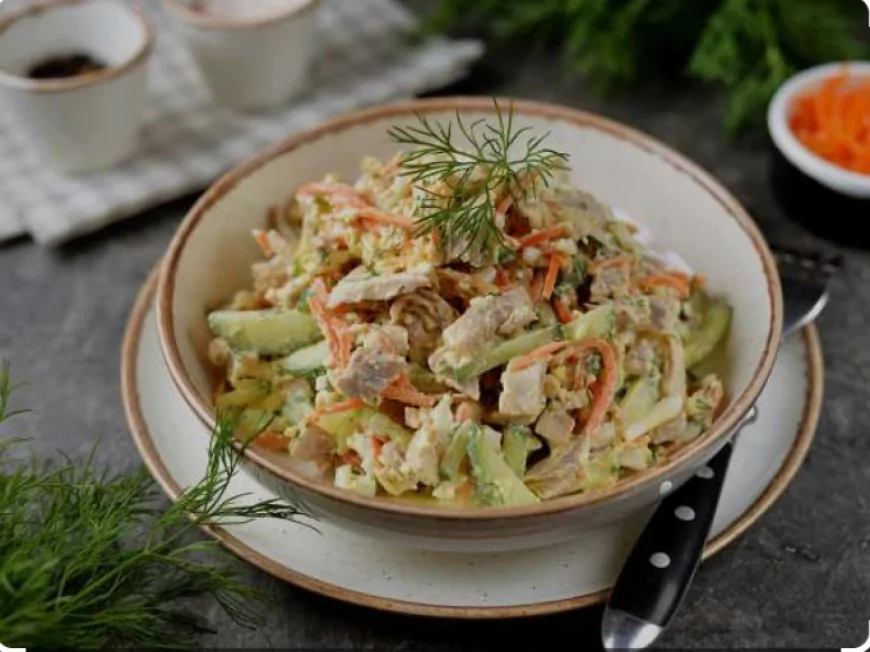 Салат з куркою і корейською морквою.