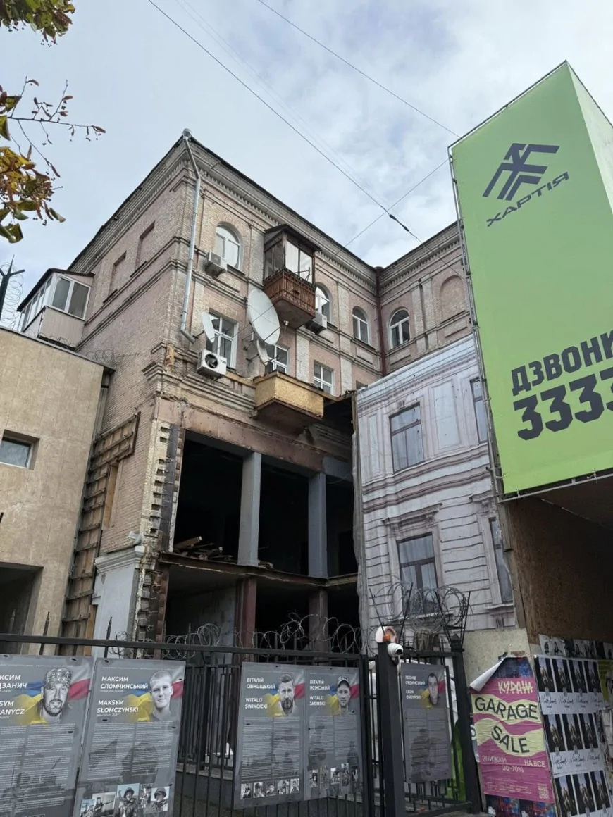Забудова на Ярославовому Валу 10 зупинена: під землею виявили середньовічні мури