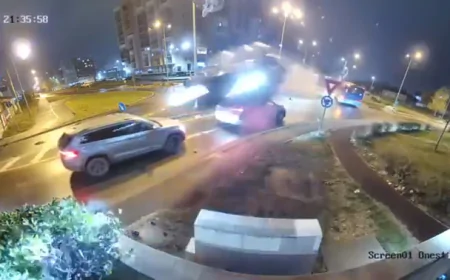 Небезпечний румунський «стрибок»: Mercedes перелетів через два авто — водій знепритомнів