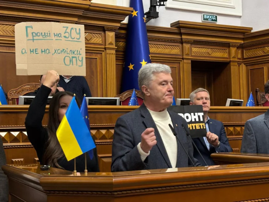 «ЄС» захопила трибуну Ради: вимагають відставки уряду та нового курсу для країни