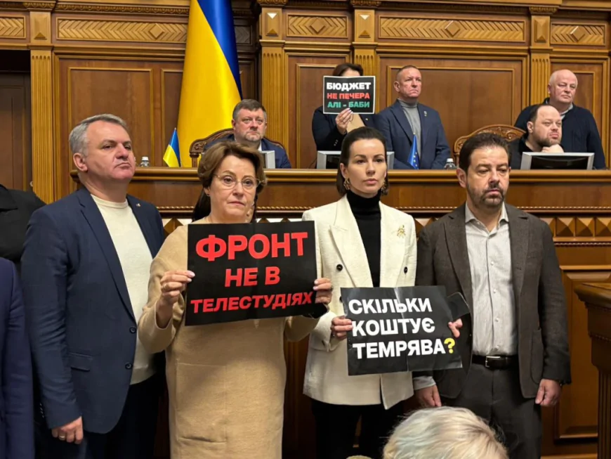 «ЄС» захопила трибуну Ради: вимагають відставки уряду та нового курсу для країни