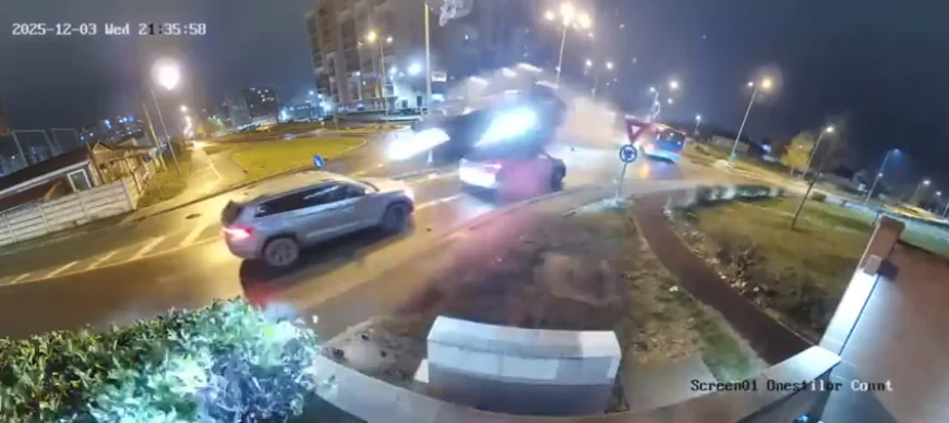 Небезпечний румунський «стрибок»: Mercedes перелетів через два авто — водій знепритомнів
