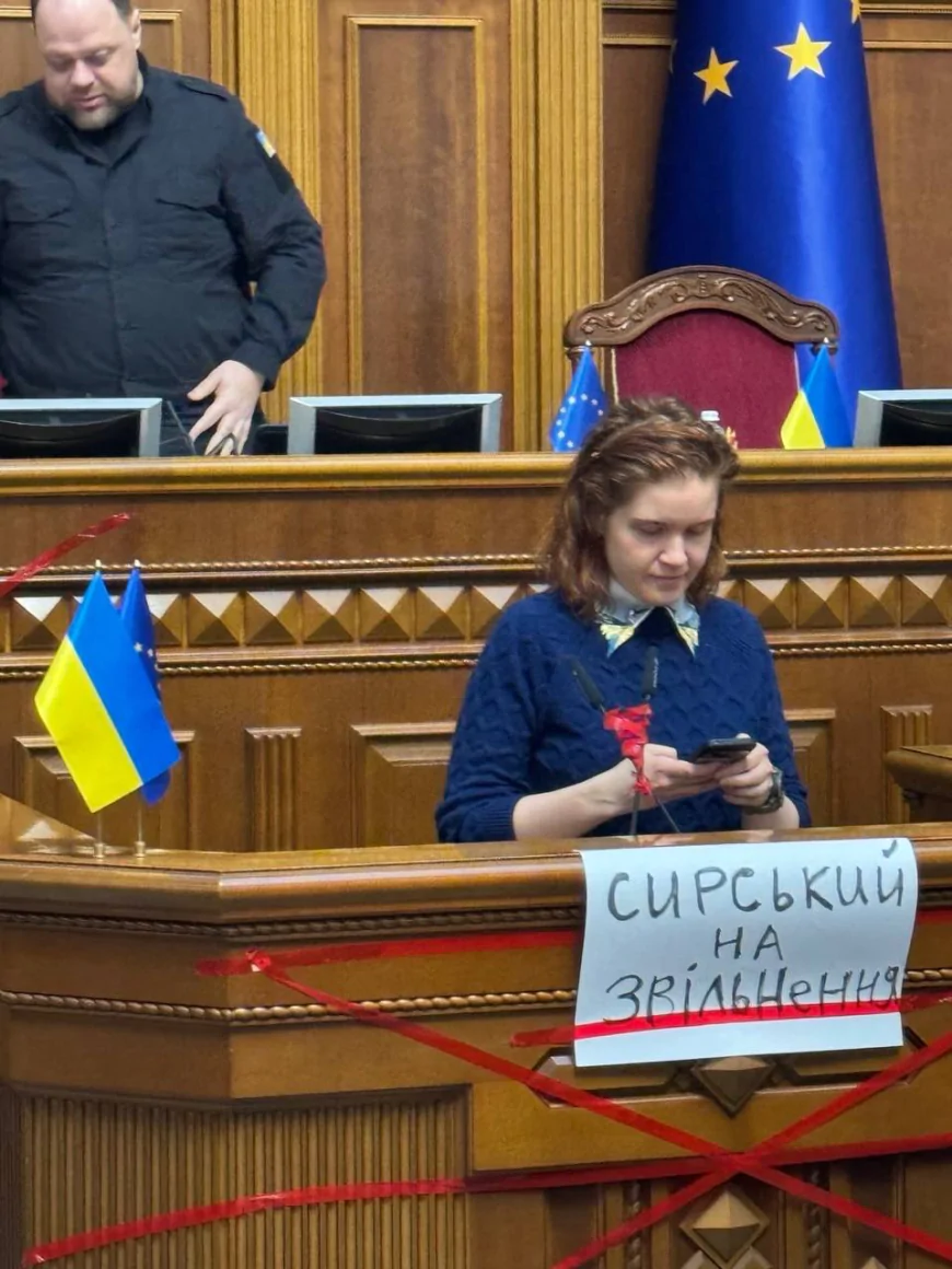 Конфлікт у Раді: як блокування трибуни переросло в бійку між Безуглою і Тарутою