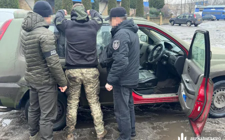 Незаконний обіг озброєння в зоні бойових дій: ДБР викрило військового зі складом дронів і вибухівки