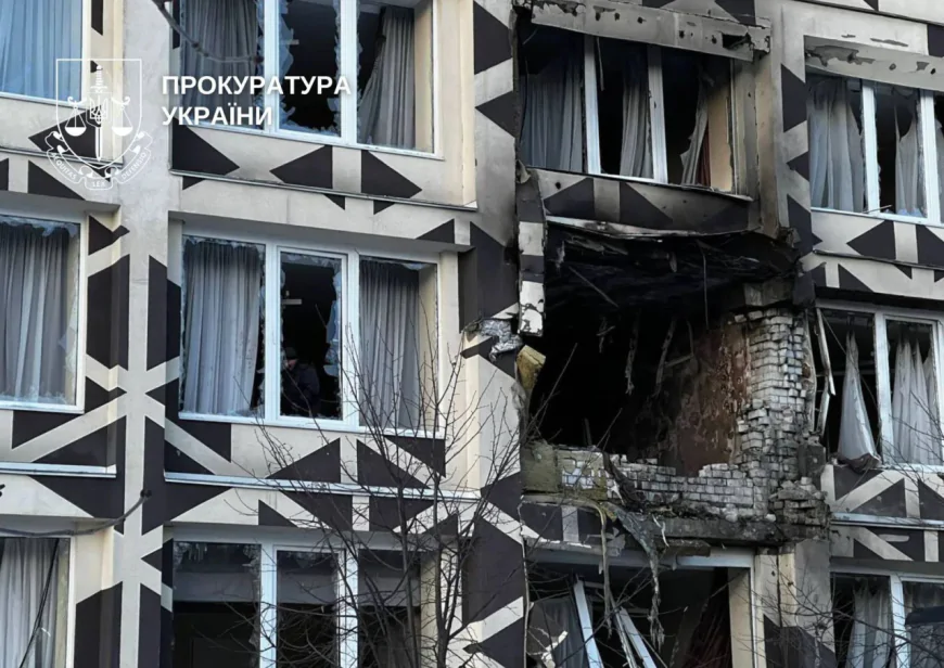 Нічний удар по Києву: російський «шахед» влучив у медичну клініку, є загиблі та поранені — подробиці з місця подій