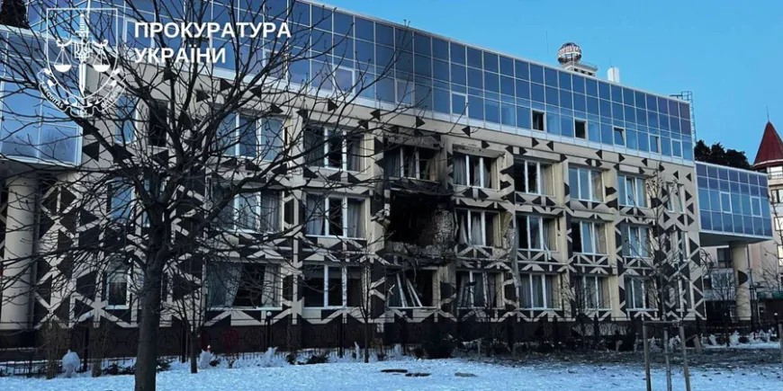 Нічний удар по Києву: російський «шахед» влучив у медичну клініку, є загиблі та поранені — подробиці з місця подій