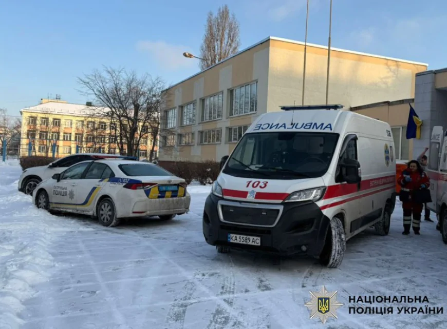 Різанина у київській школі: школяр із ножем поранив учительку та однокласника, нападника затримано