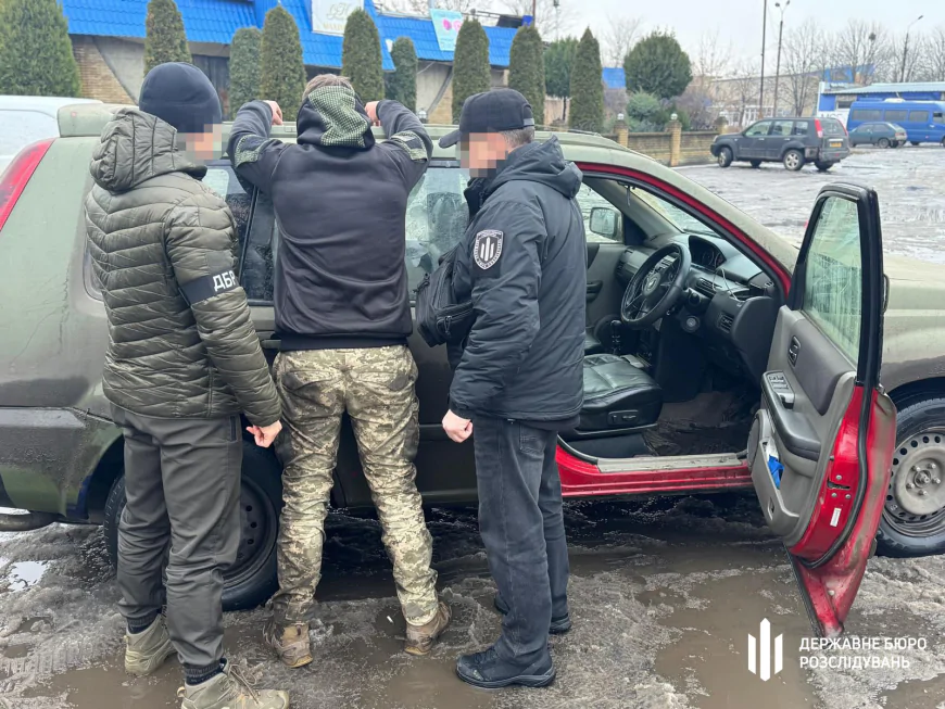 Незаконний обіг озброєння в зоні бойових дій: ДБР викрило військового зі складом дронів і вибухівки