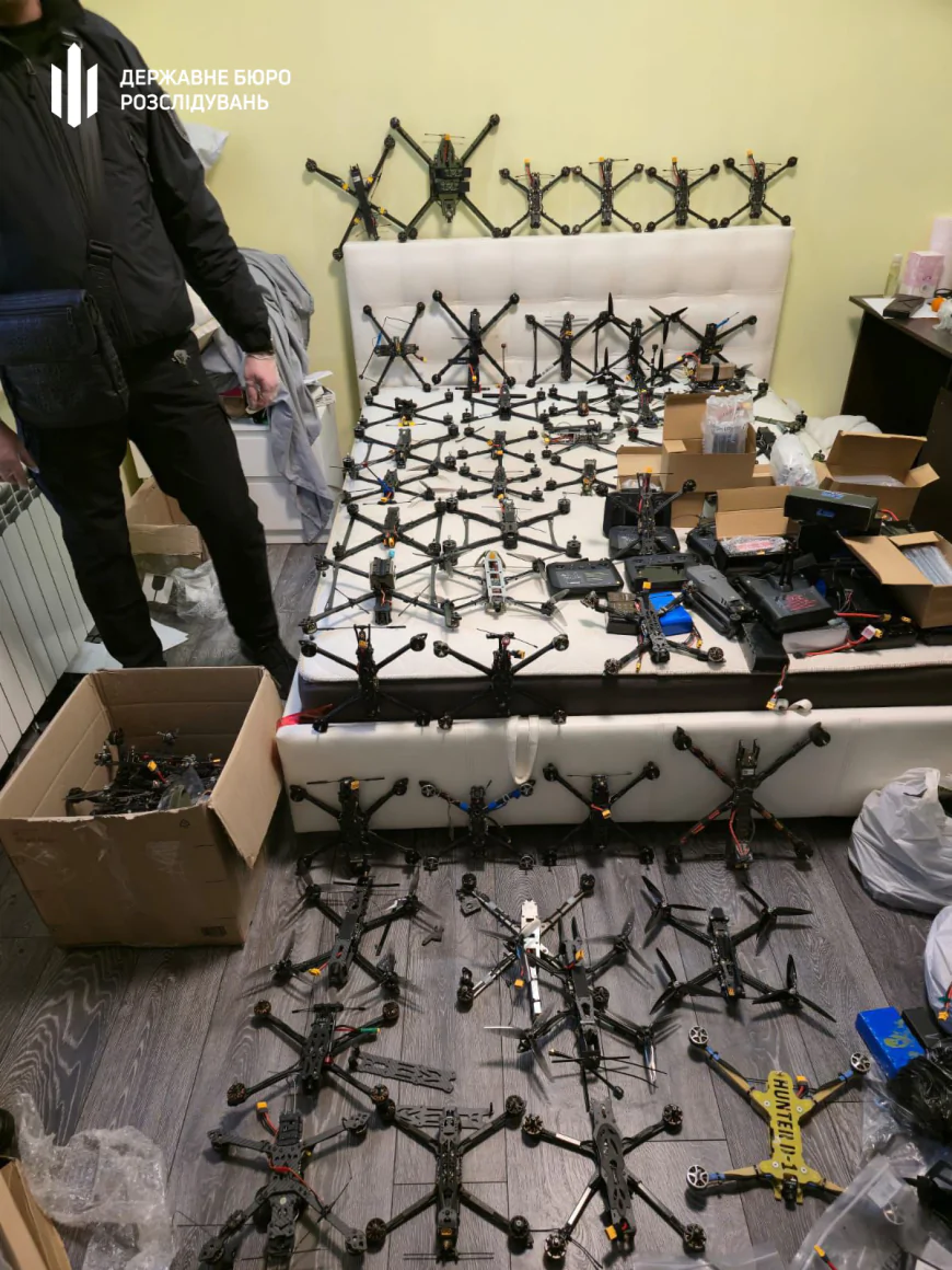 Незаконний обіг озброєння в зоні бойових дій: ДБР викрило військового зі складом дронів і вибухівки