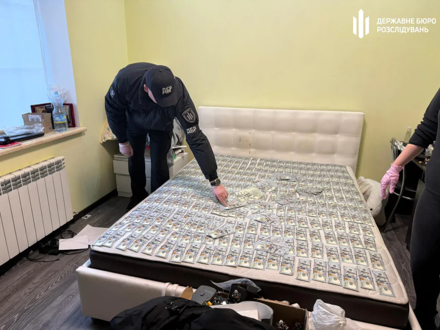 Незаконний обіг озброєння в зоні бойових дій: ДБР викрило військового зі складом дронів і вибухівки