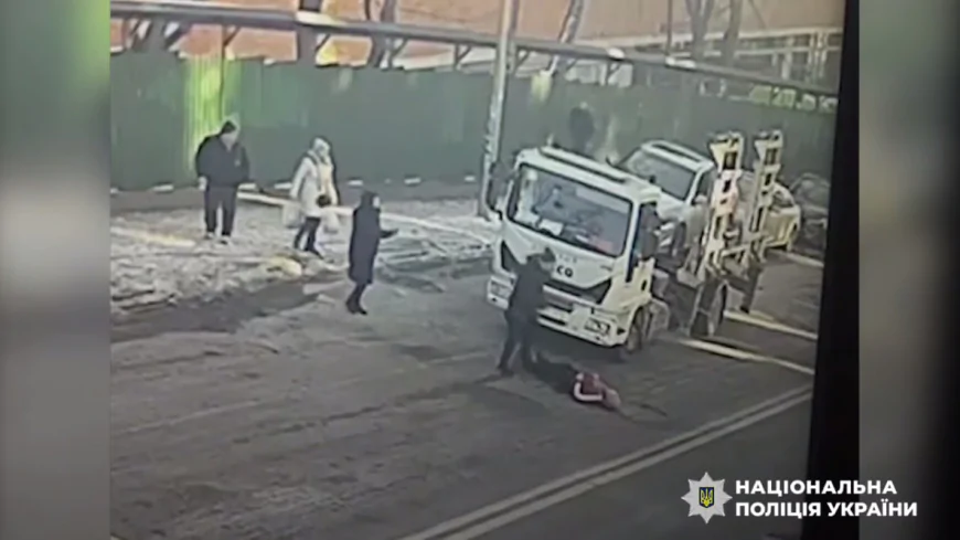 У центрі Києва під час евакуації авто власник жорстоко напав на водія евакуатора — чоловік у важкому стані