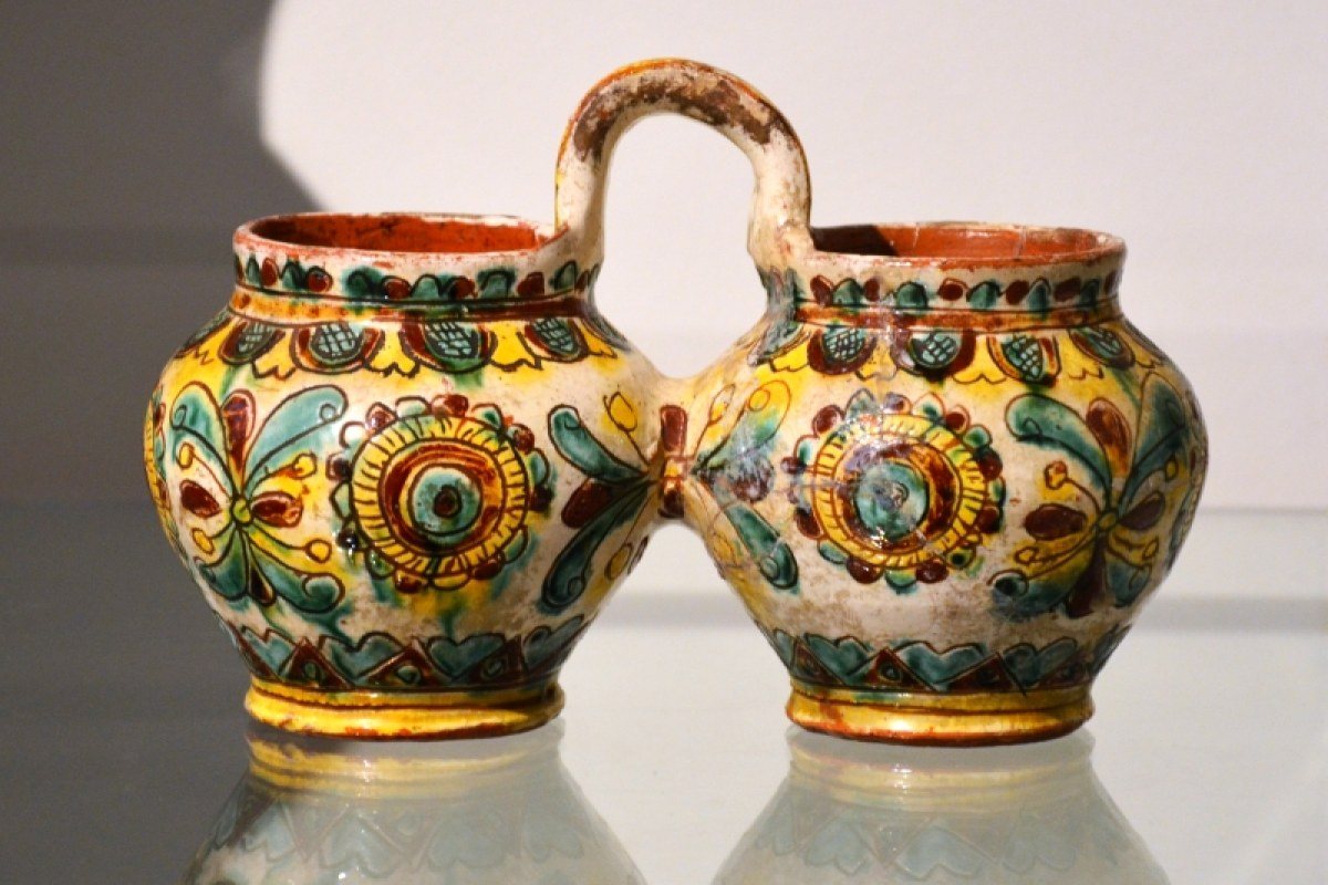 A traditional Kosiv painted ceramic plate with Hutsul ornament.