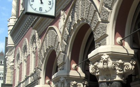 The neoclassical building of the National Bank of Ukraine on Instytutska Street in Kyiv.
