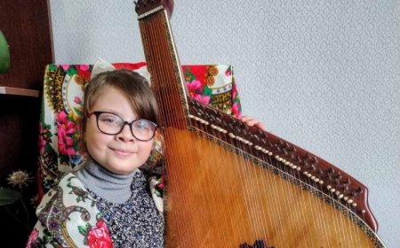 A Ukrainian bandura, a large plucked string instrument with many strings.