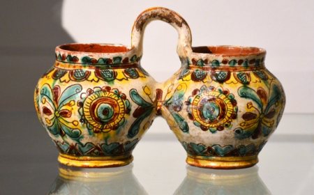 A traditional Kosiv painted ceramic plate with Hutsul ornament.